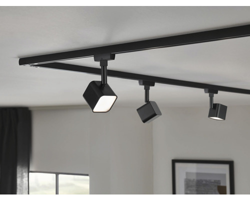 Svart skensystem med tre LED-spotlights i taket