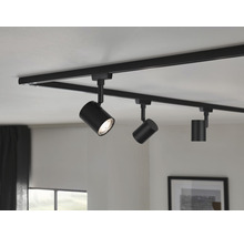 Svart skensystem med tre spotlights i taket