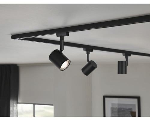 Svart skensystem med tre spotlights i taket