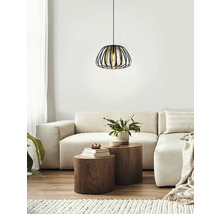 Vardagsrum med taklampa, soffa och soffbord