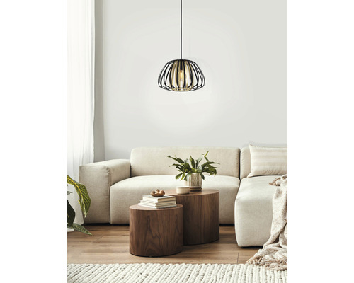 Vardagsrum med taklampa, soffa och soffbord