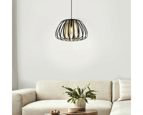 Taklampa EGLO Encinitos svart/guld Hängande metallampa med öppen, bur-liknande design ovanför en soffa och ett soffbord med växt.