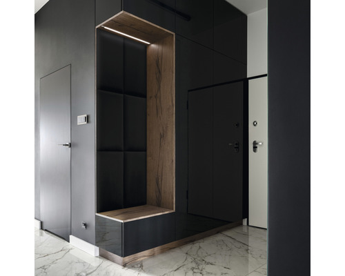 Hall med garderob, dörrar och marmorgolv