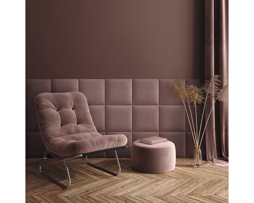 Vardagsrum med fåtölj, pall, väggpaneler och dekorationer på trägolv