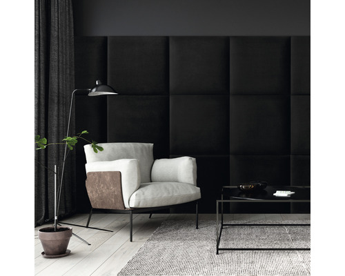 Vardagsrum med fåtölj, soffbord och väggpaneler