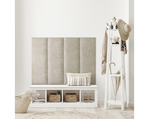 Ljus entré med vadderad vägg, bänk med förvaring och klädhängare