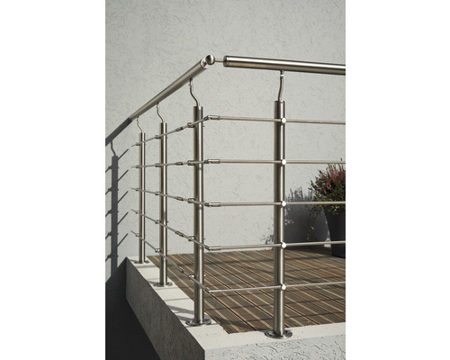 Rostfritt stålräcke på en terrass med trägolv