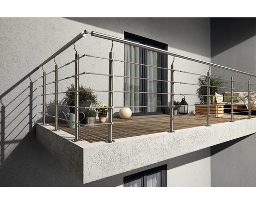 Balkong med räcke i rostfritt stål och trägolv