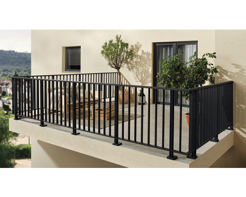 Balkong med svart räcke och blomkrukor