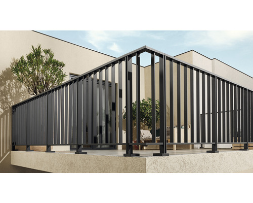 Balkong med räcke av metallspjälor