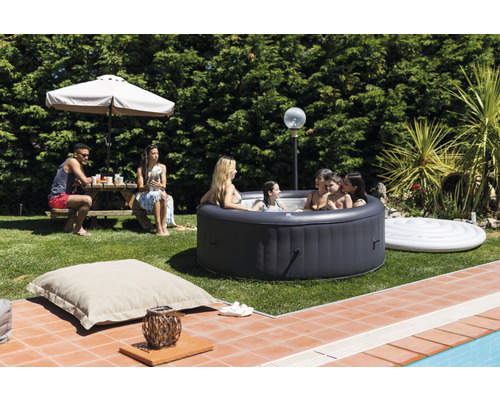 Uppblåsbar bubbelpool i trädgården med avslappnade människor