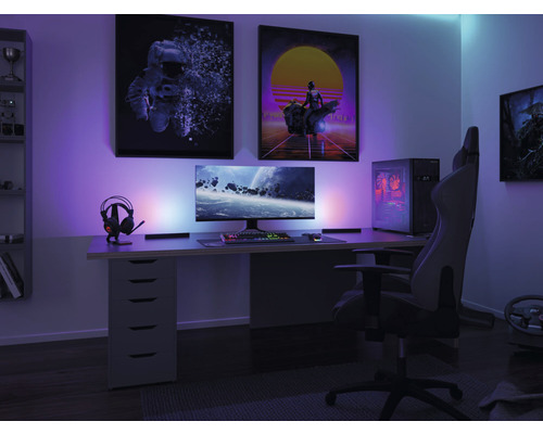 Spelrum med skrivbord, dator, stol och LED-belysning