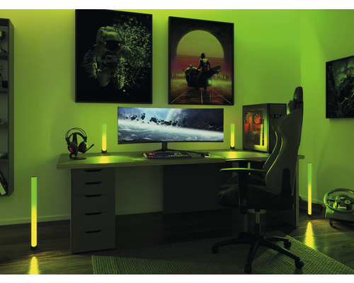 Spelrum med skrivbord, dator, stol, hörlurar och bilder