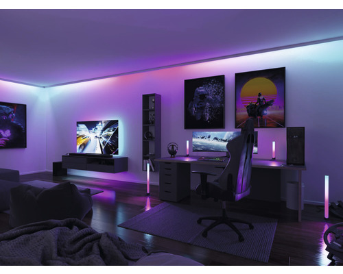 Modernt vardagsrum med gaminghörna, skrivbord och LED-belysning