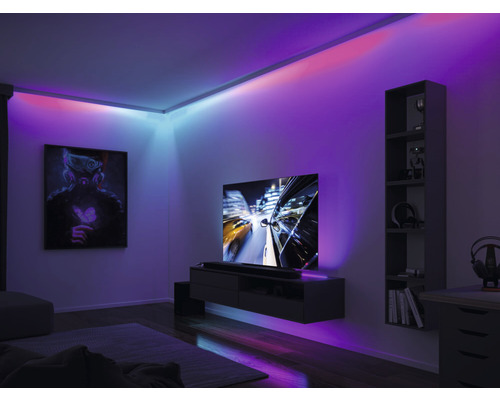 Vardagsrum med modern inredning, upplyst med LED-strips