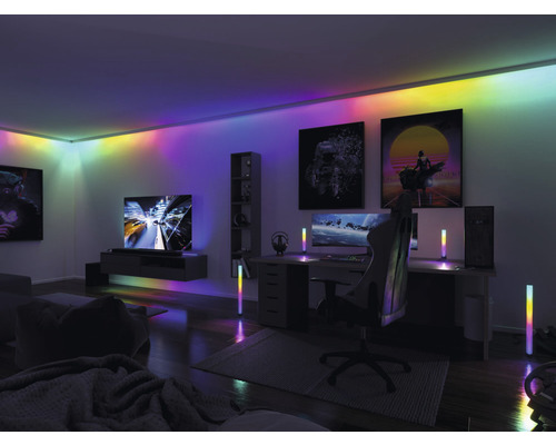 Inredning av ett spelrum med LED-lampor, skrivbord, stol och skärmar