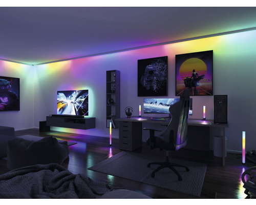 Inredning av ett rum med skrivbord, spelstol, datorer och LED-belysning.