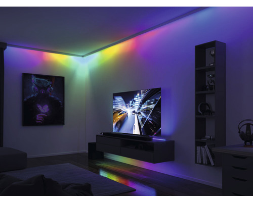 Vardagsrum med LED-strips för indirekt belysning i tak och möbler