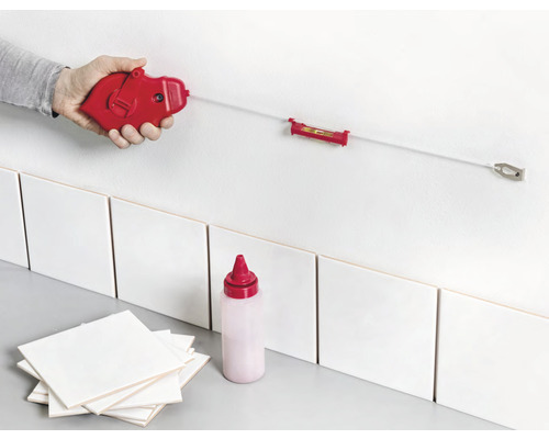 Kakellina med färgpulver för markering av kakel på väggen