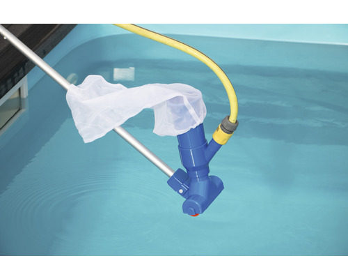 Poolrengörare med stång och slang i vattnet