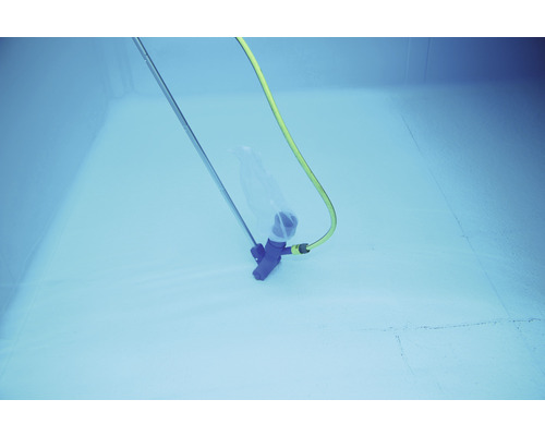 Poolrengörare under vatten