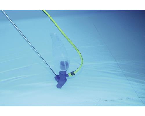 Poolrengörare med stång och slang under vatten