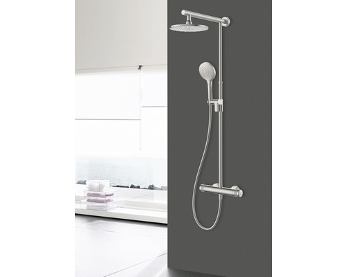 Duschpelare med huvud- och handdusch i badrummet