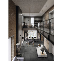 Rymligt vardagsrum med högt i tak, tegelväggar och modern inredning