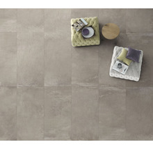 Golvvy med kakel, pallar och ett litet bord