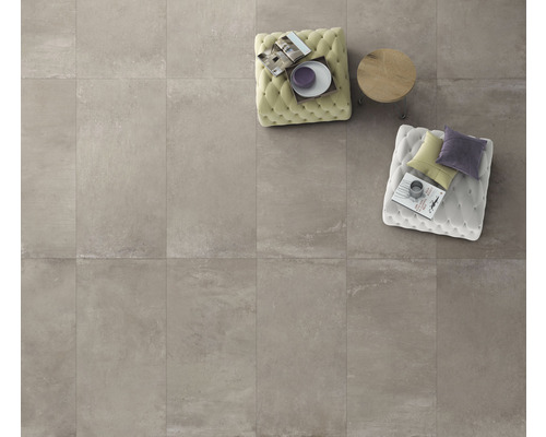 Golvvy med kakel, pallar och ett litet bord