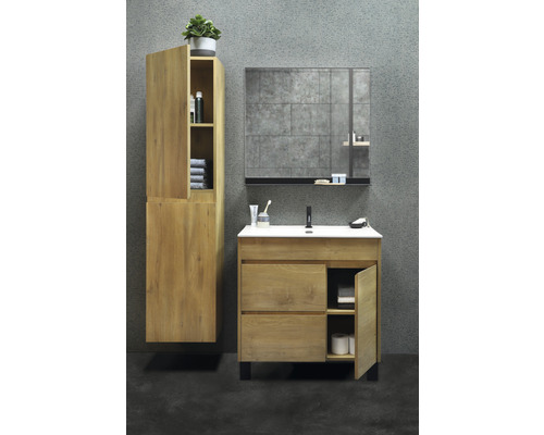 Badrum med tvättställ, spegel och högskåp