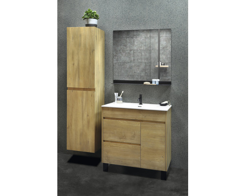 Badrum med tvättställsskåp, spegelskåp och högskåp i trälook