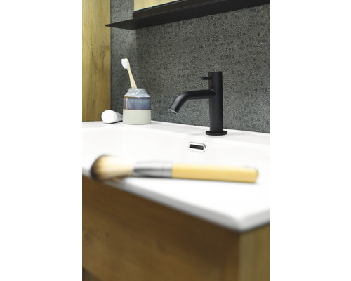 Badrumshandfat med blandare, tandborste, tandkräm och pensel