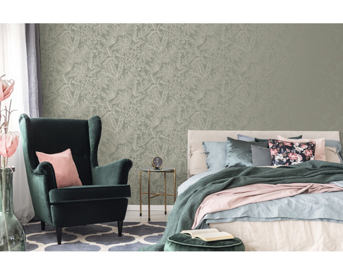 Sovrum med mönstrad tapet, fåtölj och säng