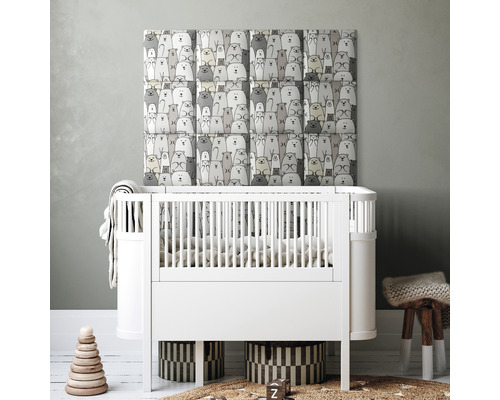 Barnrum med spjälsäng, väggpaneler med björnmönster och dekorationer