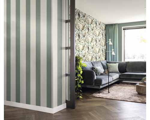 Vardagsrum med randig tapet och tapet med blommönster