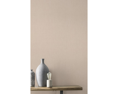 Rumsutsikt med textiltapet och dekoration på en hylla