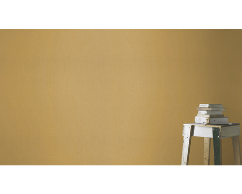 Vägg med stapel böcker på litet bord