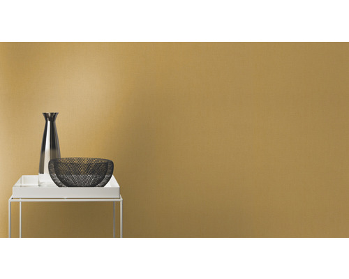 Dekorativ vas och skål på litet bord