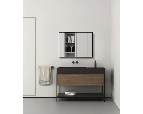 Badrum med tvättställsskåp, spegelskåp och handdukshållare