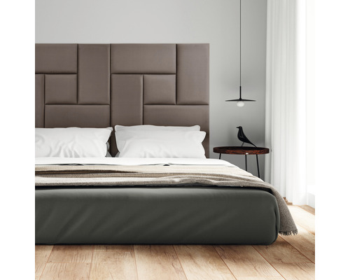 Sovrum med säng, nattduksbord och lampa