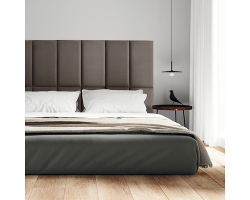 Sovrum med säng, nattduksbord och dekoration