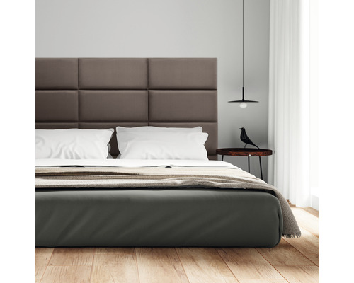 Modernt sovrum med säng, sängbord och lampa