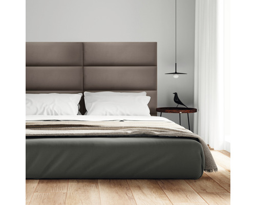 Sovrum med säng, sängbord och lampa