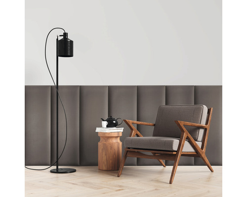 Rumsöversikt med fåtölj, golvlampa och sidobord