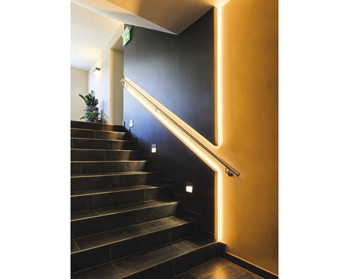 Trapphus med trappa, ledstång och LED-belysning