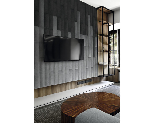 Vardagsrum med TV, väggpaneler, hylla och runt bord