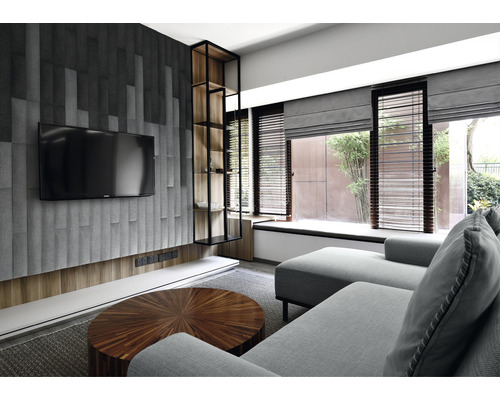 Vardagsrum med soffa, TV, hylla och runt bord