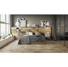 Ljust sovrum med trägolv, trävägg och stort fönster