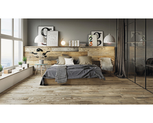 Ljust sovrum med trägolv, trävägg och stort fönster